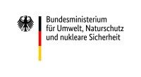 Bundesministerium für Umwelt, Naturschutz und nukleare Sicherheit Das Logo des Bundesministerium für Umwelt, Naturschutz und nukleare Sicherheit. Der deutsche Adler links. Ein schmaler Balken in Schwarz-Rot-Gold. Dann der Schriftzug.