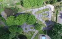 Pumptrack Mettingen Eine Luftaufnahme vom Pumptrack Mettingen. Es sind die verschiedenen Fahrwege, Hürden und Sprungmöglichkeiten zu sehen.