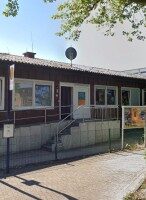 Jugendkulturschuppen Mettingen Außenansicht auf den Eingang des Jugendkulturschuppen Mettingen. Ein Flachbau mit roten Klinkern.