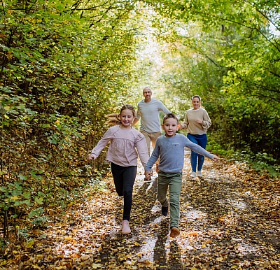 Eine Familie besucht das Tüöttendorf Mettingen und hat Freude im Wald